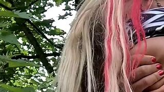 Dringender Piss von Studentin GloryCat im Wald