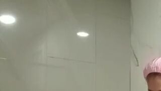 (Paula-280167) Ich bin ganz allein in der Dusche... seifst du mich ein?
