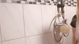 SexyJenJen versaut die Dusche