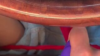 Amber_Glaze masturbiert im Auto mit Toys