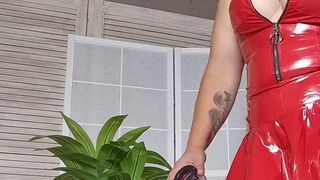 Goddess_Violett verlangt von ihrem Cucki dass er schluckt