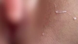 Alissa22 besorgt es sich wild mit einem Gummipimmel
