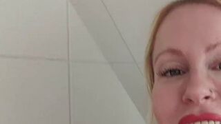 Schnell mal pinkeln mit blondehexe