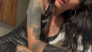 Thirteen-Mel: Mindfuck mit einer Domina in Leder