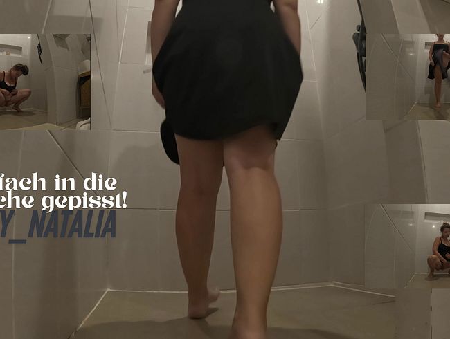SexyNatalia pisst frech in die Dusche