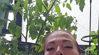 EmilyaFox wird an der frischen Luft schnell mal geil
