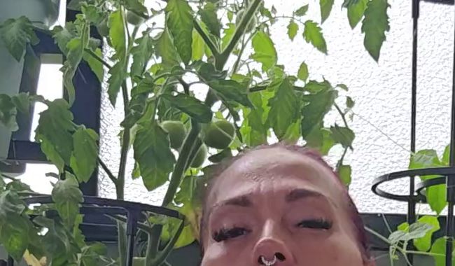 EmilyaFox wird an der frischen Luft schnell mal geil