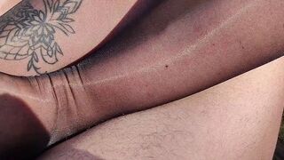 Footjob im Garten von Nylon-Betty mit Glossy Nylons