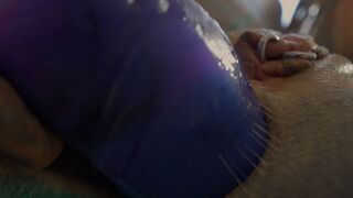 Anuskatzz @ Tattoogirl schiebt sich einen großen Dildo in die Arschfotze