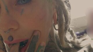 Anuskatzz @ Tattoogirl schiebt sich einen großen Dildo in die Arschfotze