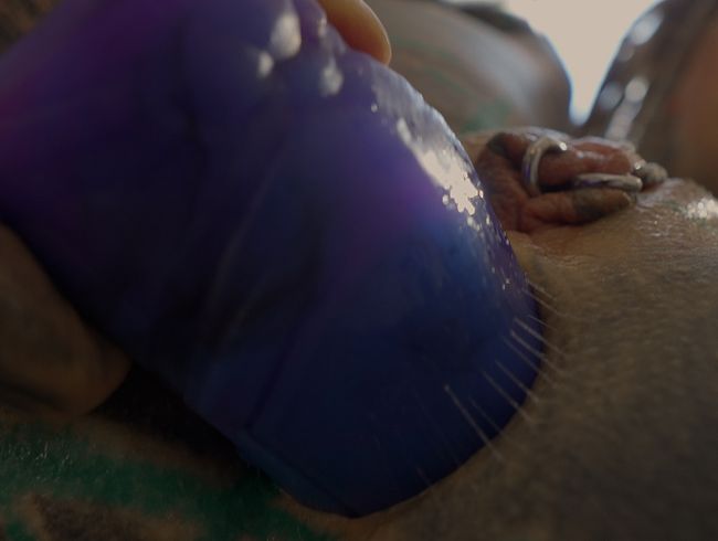 Anuskatzz @ Tattoogirl schiebt sich einen großen Dildo in die Arschfotze