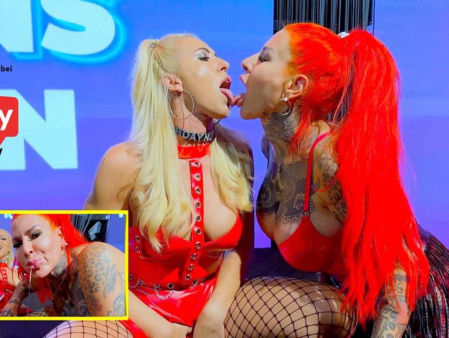 Cat-Coxx zeigt ihre heisse Bühnen Fick Show