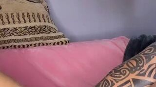 Deborah88 spielt mit ihrer nassen Muschi