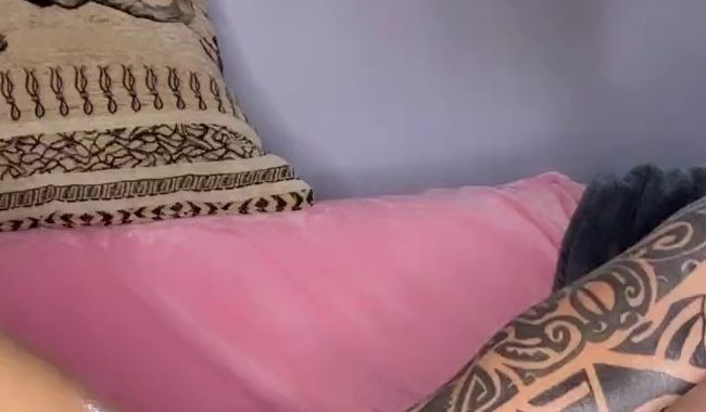 Deborah88 spielt mit ihrer nassen Muschi