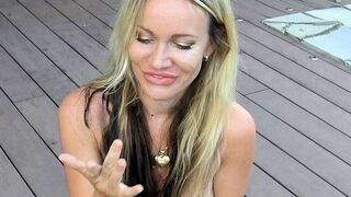 Alyssia Suxx hat geilen Sex im Garten