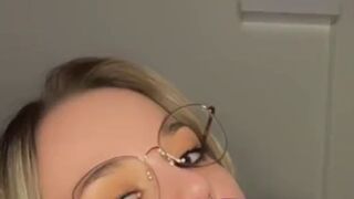 Honeygirl96 lutscht heftig den Dildo