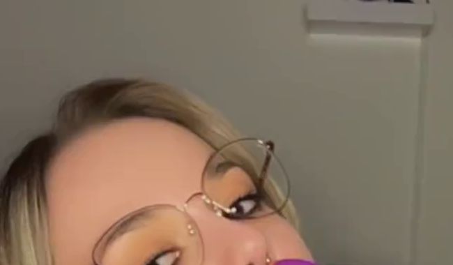 Honeygirl96 lutscht heftig den Dildo