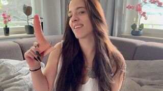 LunaLynn reitet zum 1. Mal auf einem Gummipimmel