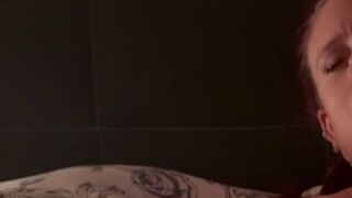 KitKathy will, dass du zusiehst, wenn sie ihr neues Toy testet