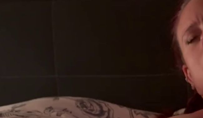 KitKathy will, dass du zusiehst, wenn sie ihr neues Toy testet