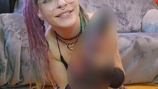 ViGothFox schiebt sich den XXL Dildo rein