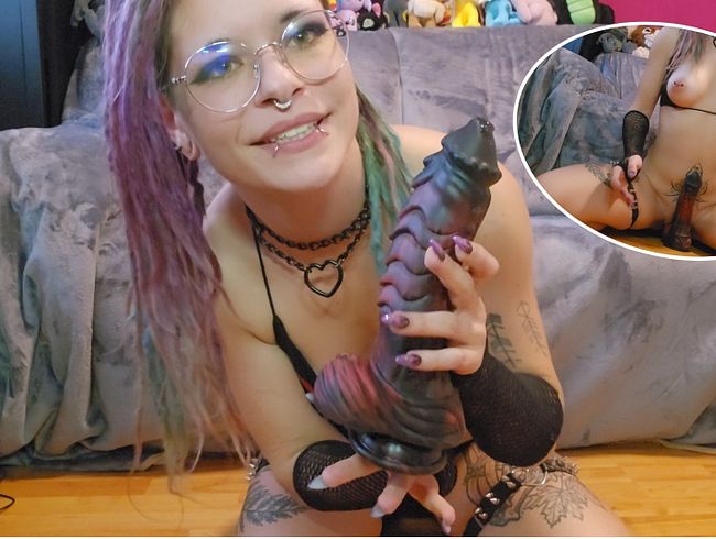 ViGothFox schiebt sich den XXL Dildo rein