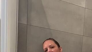 Caroline391 will mit dir gemeinsam duschen gehen