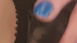 Mania_Pigmilk bespielt ihre eigene Muschi