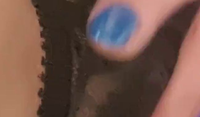 Mania_Pigmilk bespielt ihre eigene Muschi