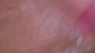TiitiiRella macht ihre Pussy schön feucht für dich