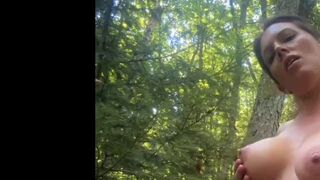 Caroline-391 @ Spaziergang im Wald mit haariger Pussy