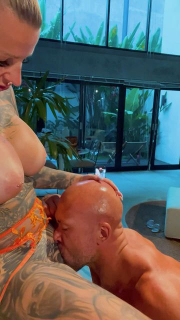 inkedlorena lässt sich auf die Titten wichsen