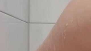 nellynrn fickt sich selbst mit dem Dildo