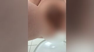 SweetyHolly muss auf der Arbeit pinkeln