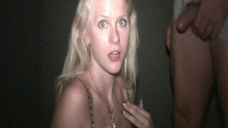 blondehexe wird beim Fick im Porno Kino erwischt