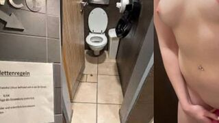 KleineMaja bumst sich selbst mit dem Dildo auf der Toilette