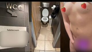 KleineMaja bumst sich selbst mit dem Dildo auf der Toilette