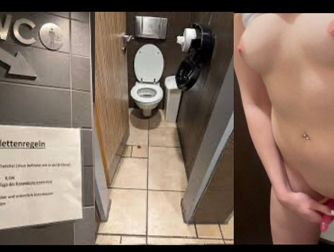 KleineMaja bumst sich selbst mit dem Dildo auf der Toilette