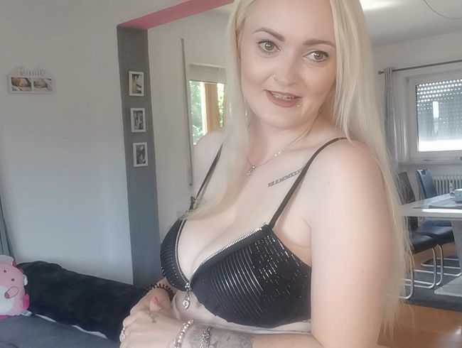 Alex-Blond zeigt sich oben ohne