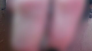 Mania_Pigmilk verwöhnt sich die Pussy mit einem Glas-Tentakel-Dildo
