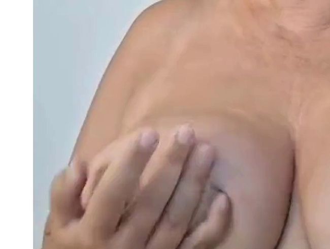 Heißes Wetter macht harte Nippel (EverybodysDarling-X)
