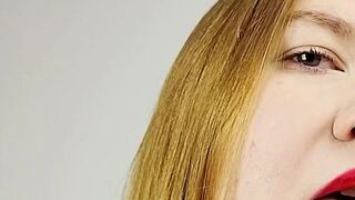 NikkiLiebling saugt an ihrem Vibrator