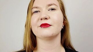 NikkiLiebling saugt an ihrem Vibrator