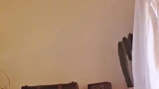 Hot-Vamp-89 verwöhnt sich die Pussy