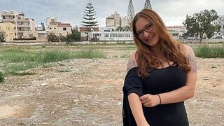 SophieShy: Ich ziehe mich mitten in der Stadt aus