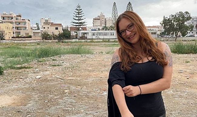 SophieShy: Ich ziehe mich mitten in der Stadt aus