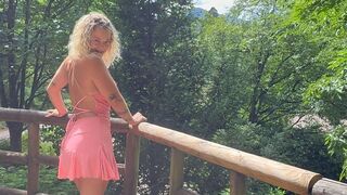 Anna-Lena-Sofia pisst hemmungslos in den Stadtpark und jeder kann zusehen