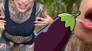 Aja-Moon gibt dem Riesenschwanz einen Blowjob