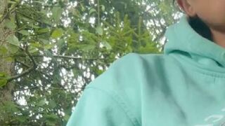 Caroline-391 fickt sich mit einer Banane im Auto