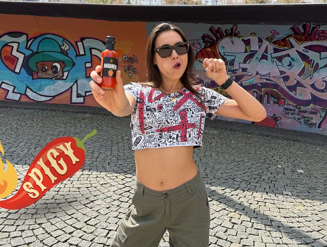 JennyStella: Achtung scharf! Chilli auf den Schwanz und in die Löcher